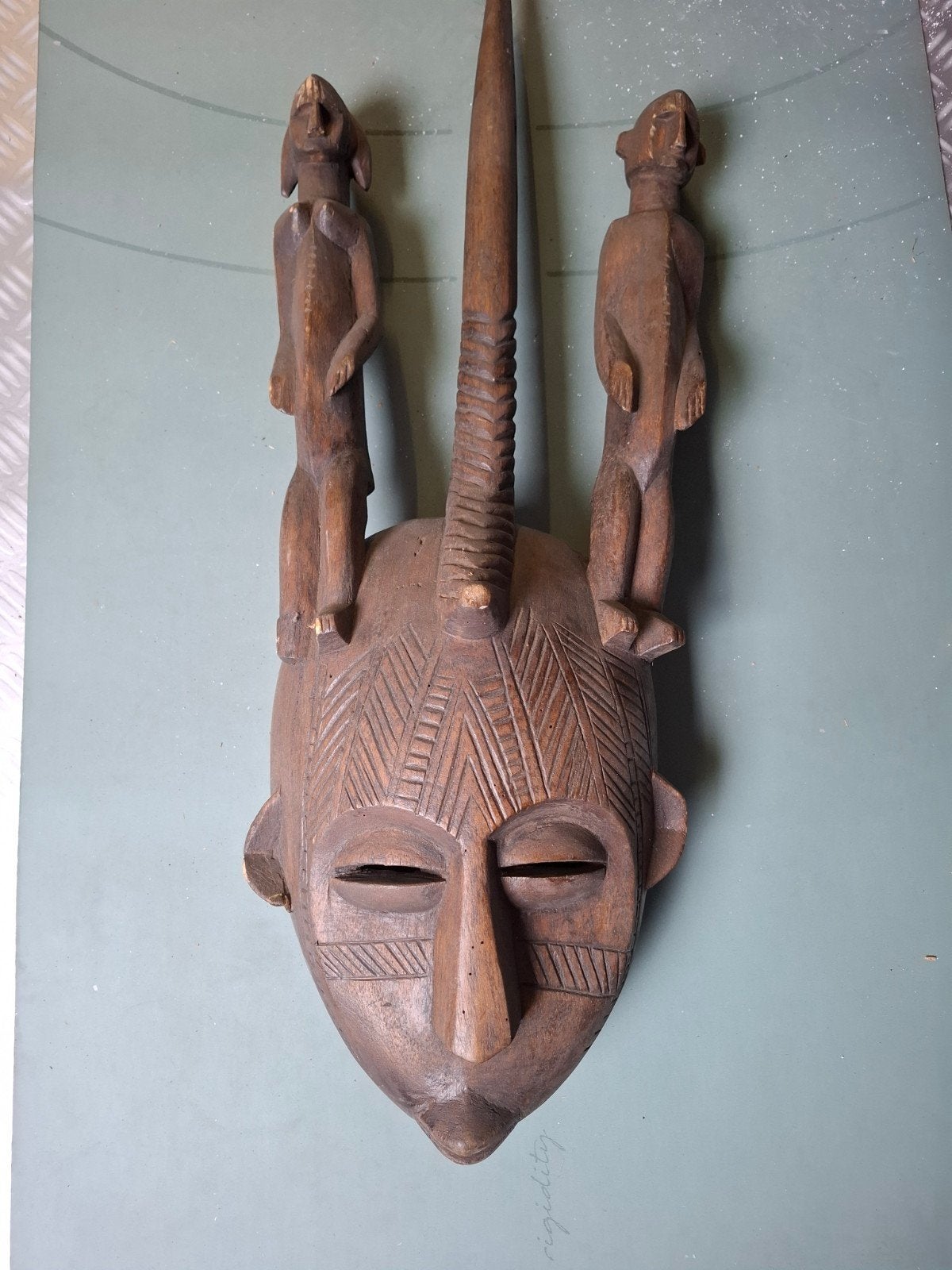 Unieke handgesneden houten olifanten sculptuur, Antiek en Kunst, Beeld, Hout, Bruin, Overige stijlen