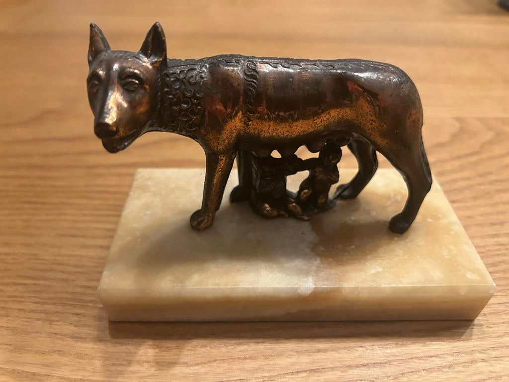 Bronzen beeldje Capitolijnse Wolvin op marmeren voet, Minder dan 20 cm, Ophalen of Verzenden, Brons, Op sokkel