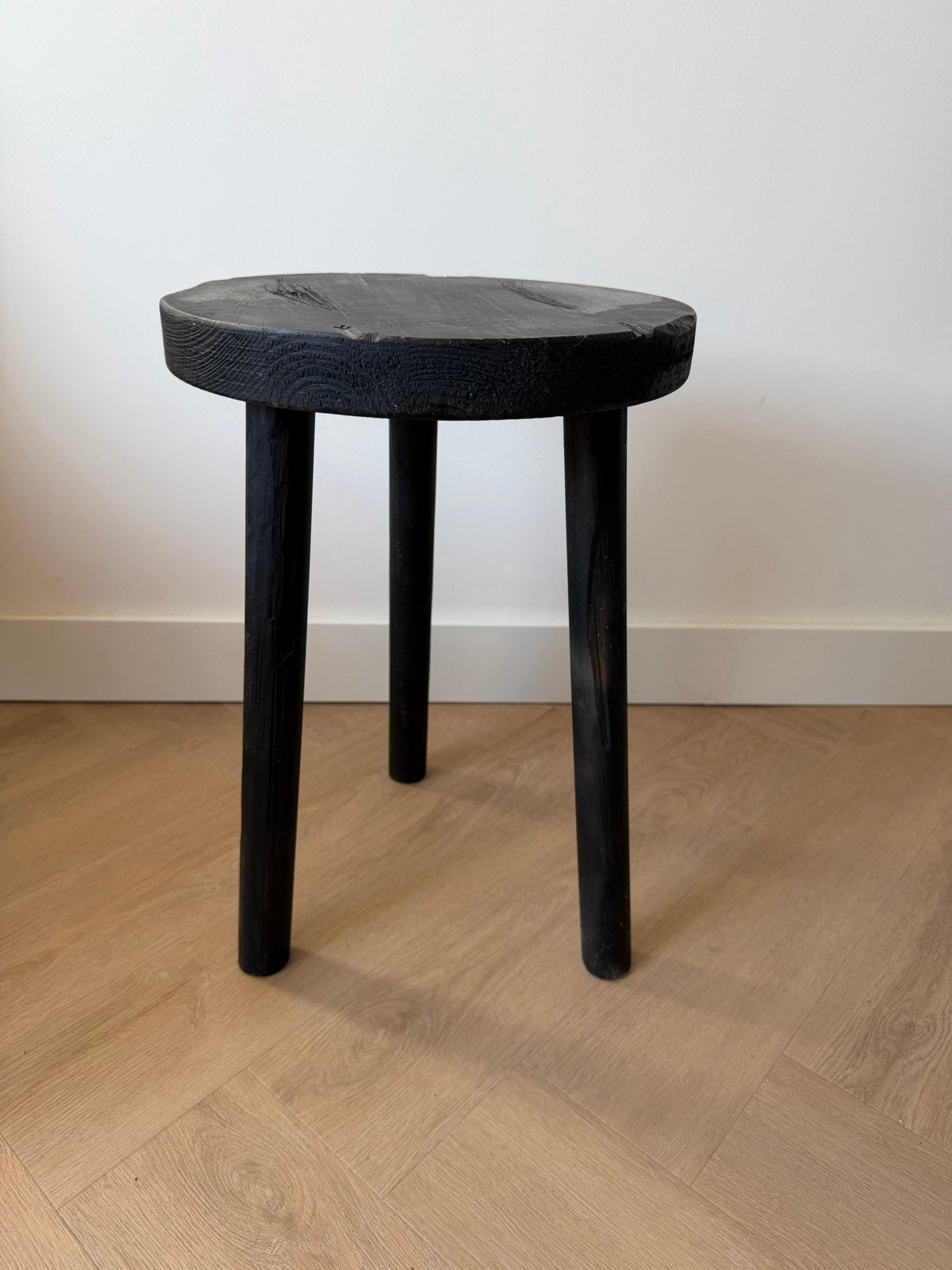 Zwart houten krukje met driepoot - 28.5x42.5cm, Ophalen of Verzenden, Gebruikt, Hout