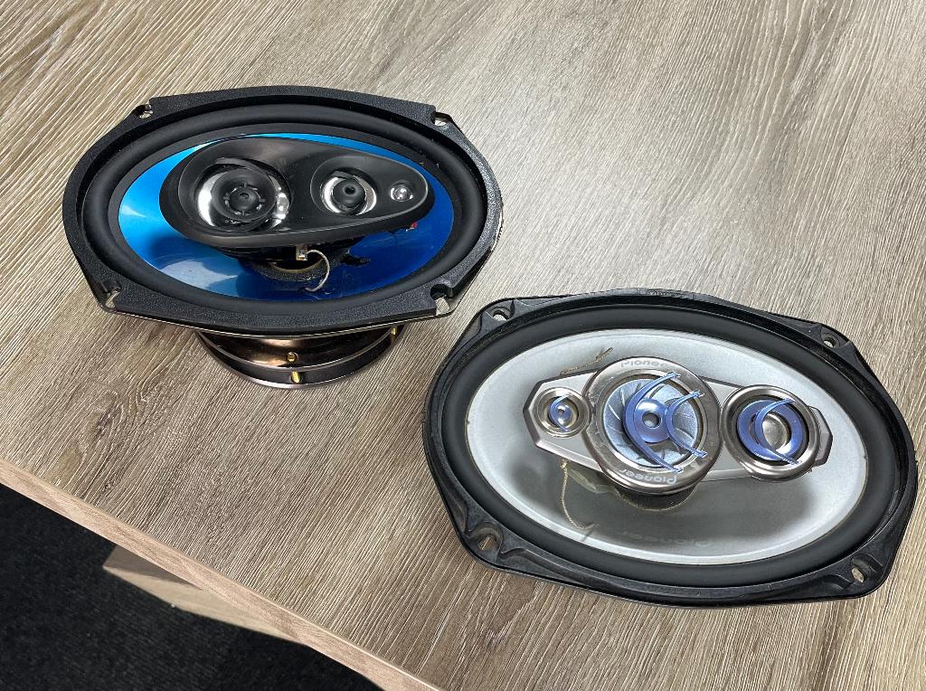 2 verschillende ovaal auto speakers, Gebruikt, G, G, G