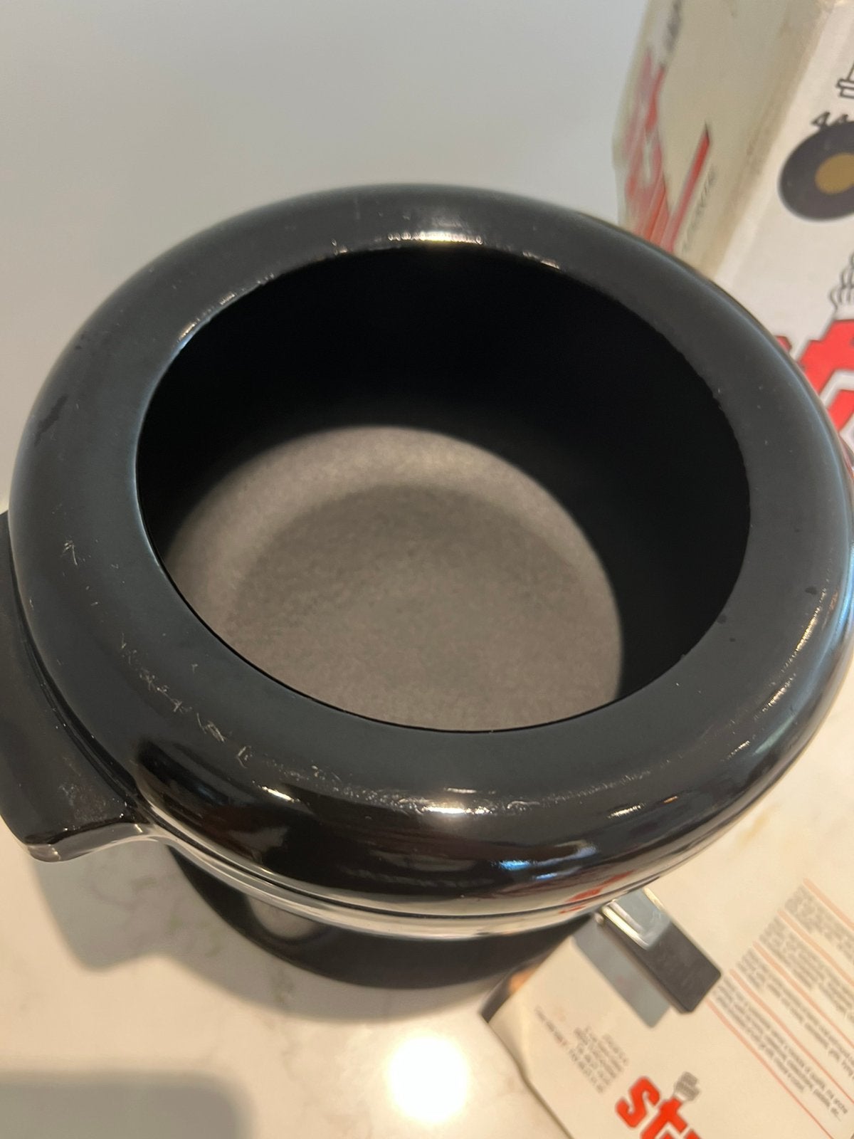 Staub La Fondue glimmend zwart met gouden opdruk, Gebruikt, Gietijzer, Overige typen, Ophalen of Verzenden