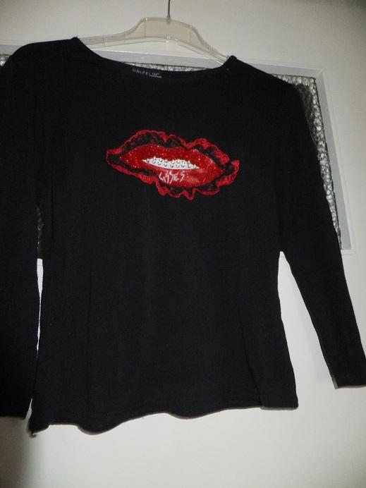 Aparte top in zwart met rood lippen kus detail op voorkant., Verzenden, Zwart, Lange mouw, Maat 36 (S)
