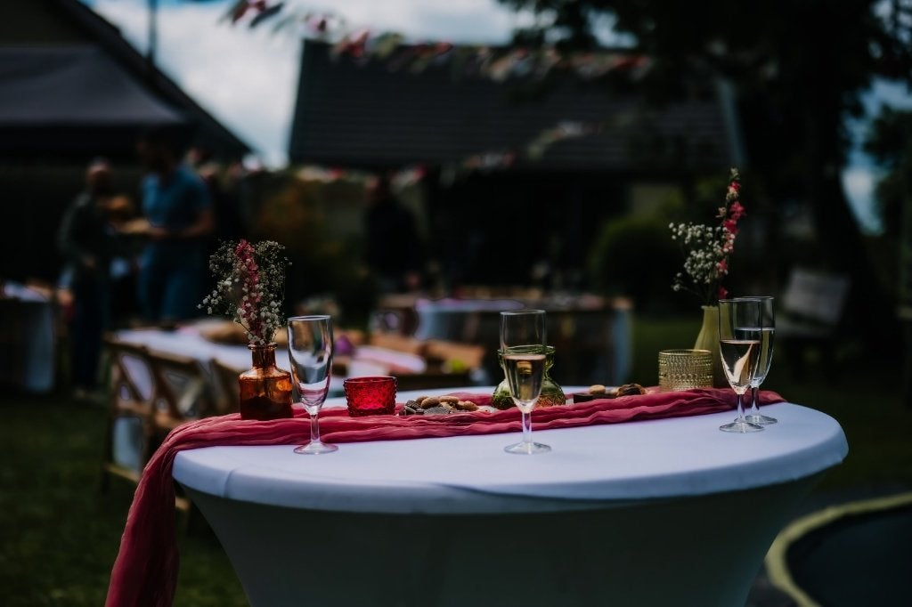 Bruiloft decoratie - tafeldecoratie (tafellakens, vaasjes), Ophalen, Zo goed als nieuw, Versiering, Geboorte of Huwelijk