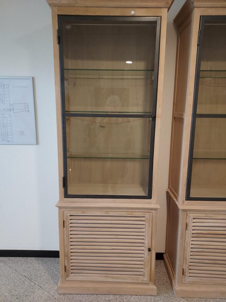 2 houten vitrinekasten met zwart metalen deuren, Ophalen, 200 cm of meer, 50 tot 100 cm, Zo goed als nieuw