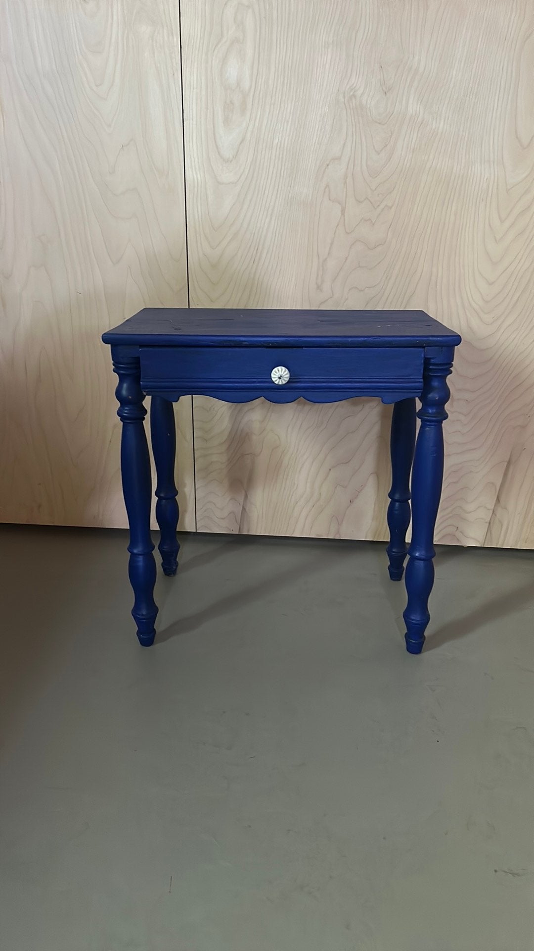 Bijzettafeltje met een laatje. Kobalt blauw, Ophalen, Zo goed als nieuw, 25 tot 50 cm, Rond