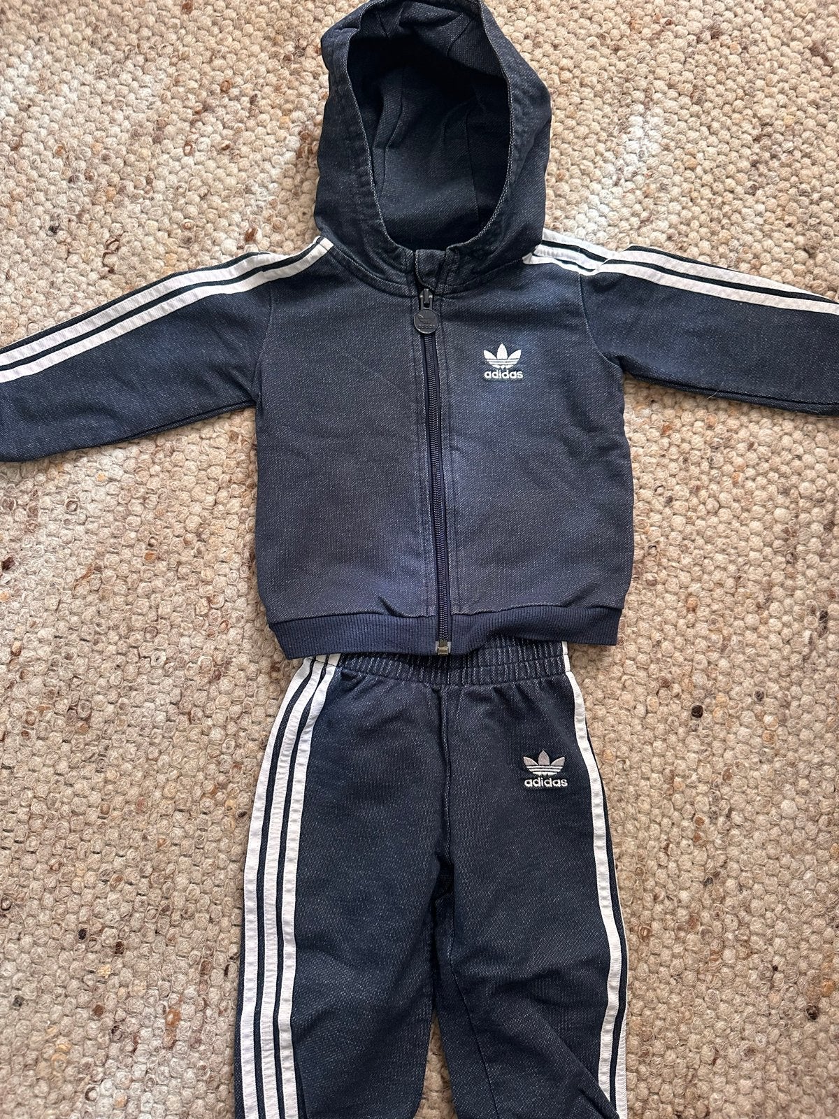 Adidas trainingspakje voor baby's - Donkerblauw, Kinderen en Baby's, Ophalen, Gebruikt, Jongetje of Meisje