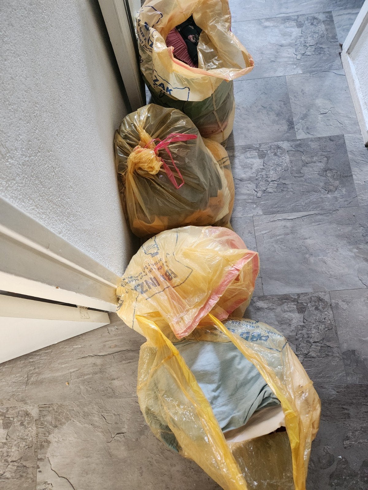 Gratis kleding in 4 zakken; dames(36-42) en meisjes., Ophalen, Gedragen