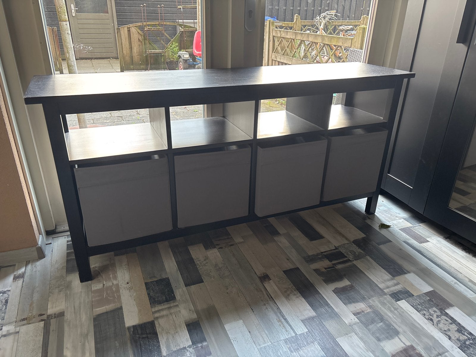 Zwart dressoir met opbergvakken en manden, Ophalen, Gebruikt