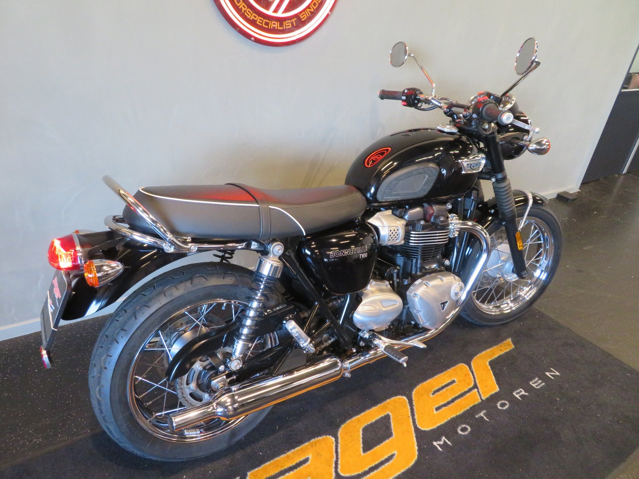Triumph BONNEVILLE T 100 NIEUWSTAAT! (bj 2018), Motoren, Motoren | Triumph, Bedrijf, 900 cc, 12 t/m 35 kW, Naked bike