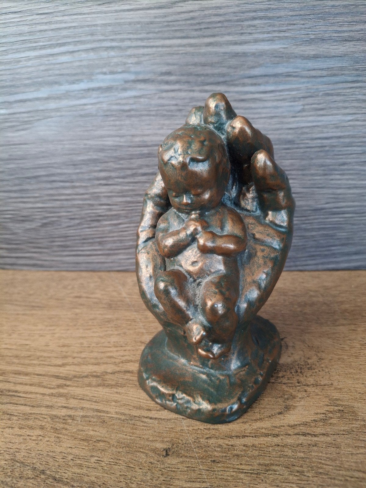 Parastone Atelier Geborgenheid beeldje baby in een hand, Ophalen of Verzenden, Brons