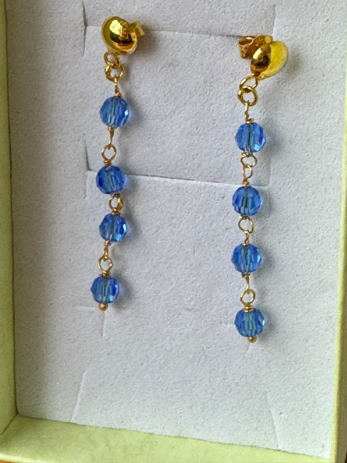 14 karaat gouden oorbellen blauwe kralen. Surinaams goud., Blauw, Nieuw, Ophalen of Verzenden, Knopjes of Stekers