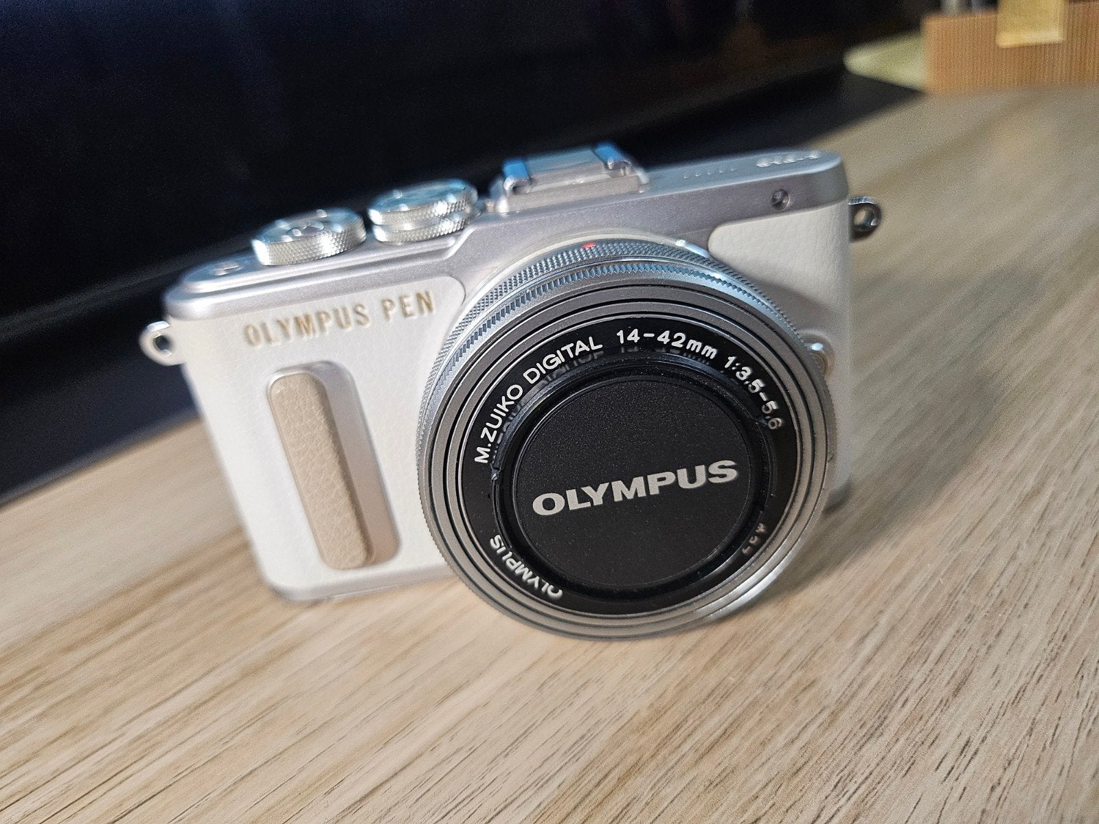 Olympus PEN E-PL8 + 14-42mm lens – zilver/wit, Ophalen, Gebruikt, Olympus, Geen optische zoom