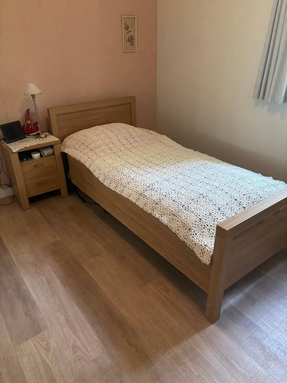 1p Hoog-laag bed in goede staat, 200x90 cm, met nachtkastje., Huis en Inrichting, Slaapkamer | Bedden, Ophalen, Verstelbaar, 90 cm