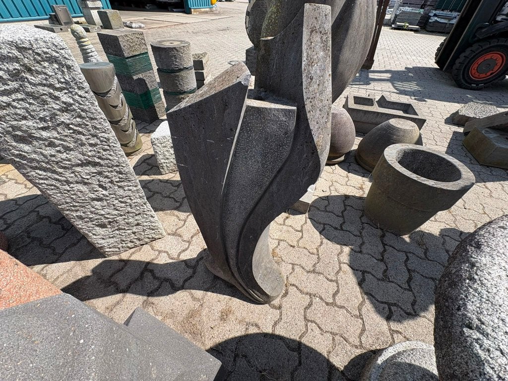 Tuinbeeld Flower 100 cm Diabas (Hardsteen) €450,00!, Tuin en Terras, Tuinbeelden, Ophalen, Nieuw, Overige materialen, Mensenbeeld