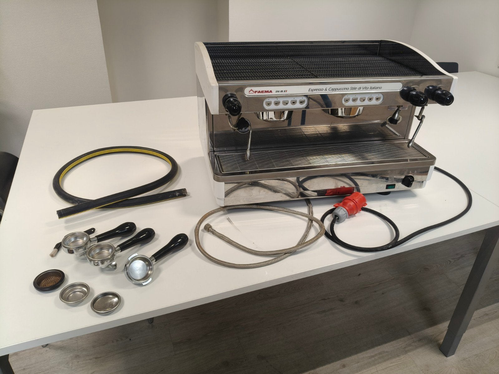 Faema E98 RE A/2 Espresso & Cappuccino Machine, Gebruikt, Koffiemachine, Gemalen koffie, Ophalen