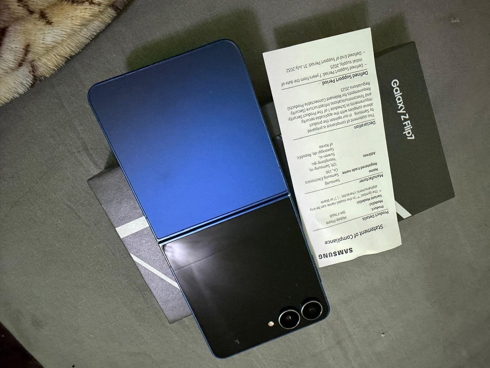 Foto 2 van Samsung Galaxy Z Flip7 256GB - Zo goed als nieuw