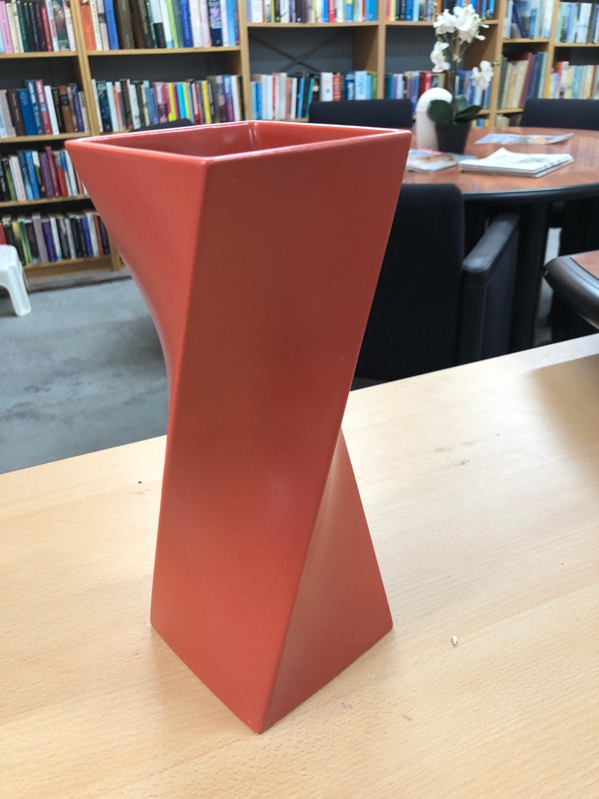 Unieke oranje vaas van Tichelaar Makkum, Antiek en Kunst, Antiek | Vazen, Ophalen of Verzenden