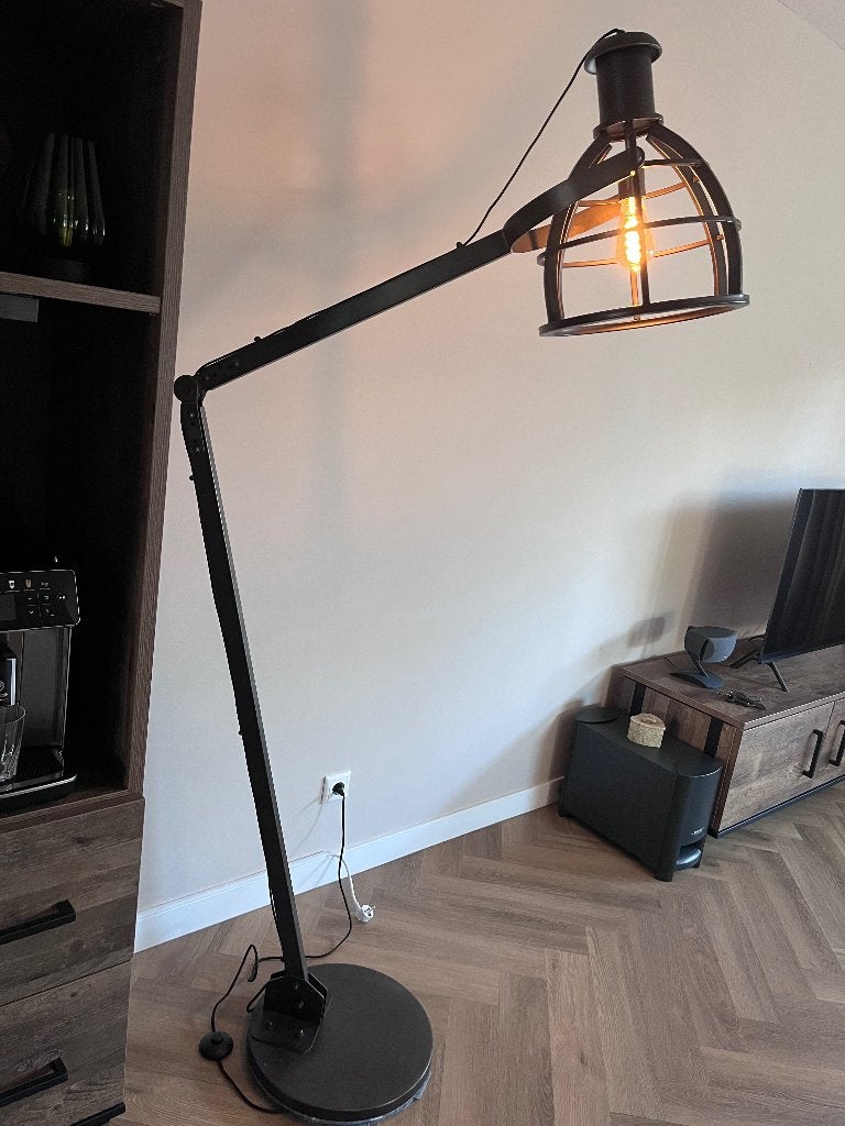Zware en robuuste staande schemerlamp in nieuwstaat, Huis en Inrichting, Ophalen, Zo goed als nieuw, Stoer sober industrieel, 150 tot 200 cm