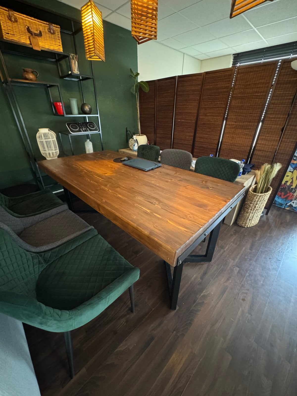 Foto 6 van Houten eettafel (200x100) met industriële poten & 6 stoelen