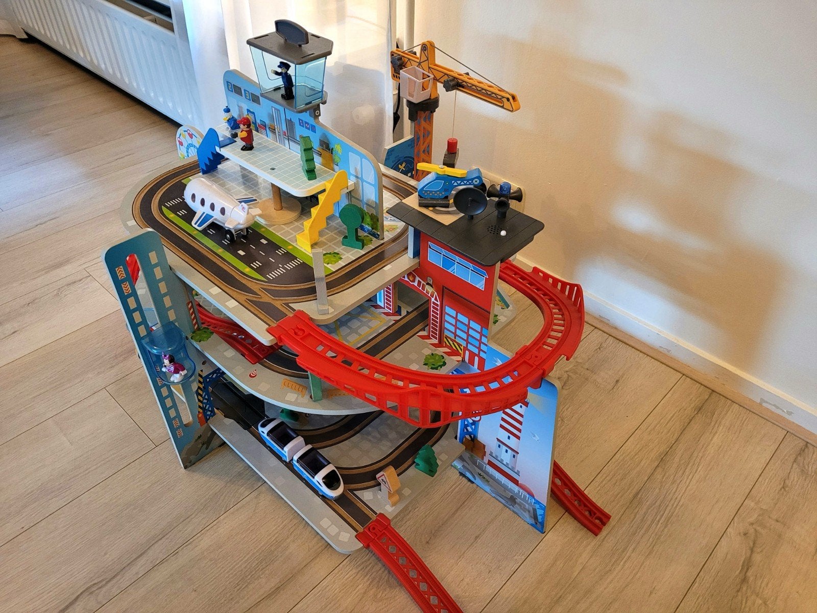 (Grote houten treinbaan) Hape Mega City Railway 114x65x64, Ophalen, Zo goed als nieuw