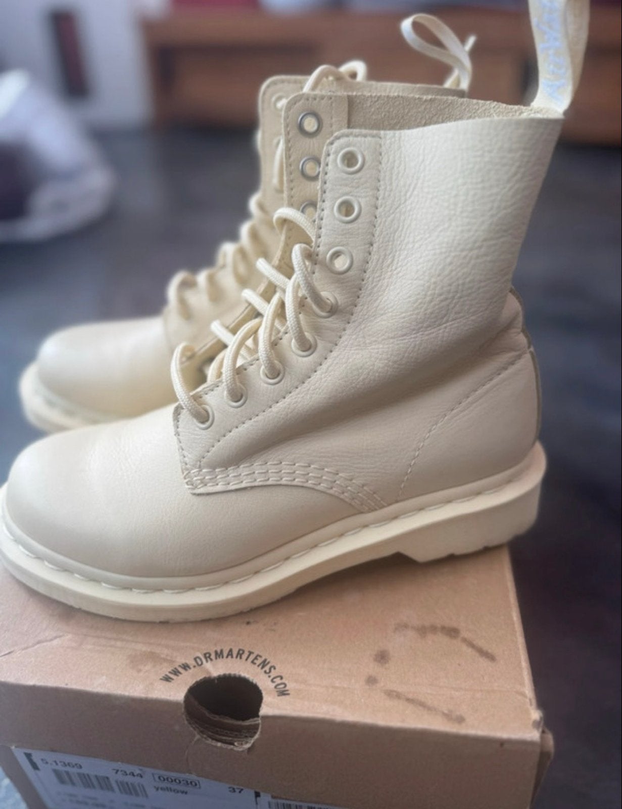 Dr. Martens - Maat 37, Kleding | Dames, Ophalen of Verzenden, Zo goed als nieuw, Beige, Lage of Enkellaarzen