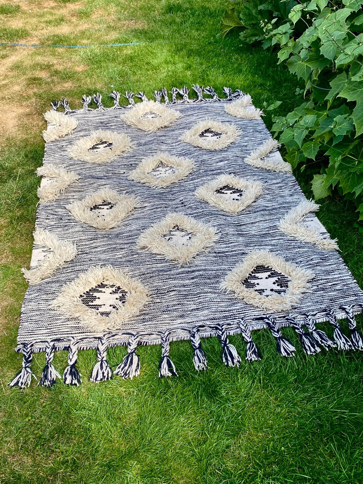 Handgeweven wollen modern vloerkleed. Tweezijdig. 195x125 cm, Ophalen, 100 tot 150 cm, Zwart, Zo goed als nieuw
