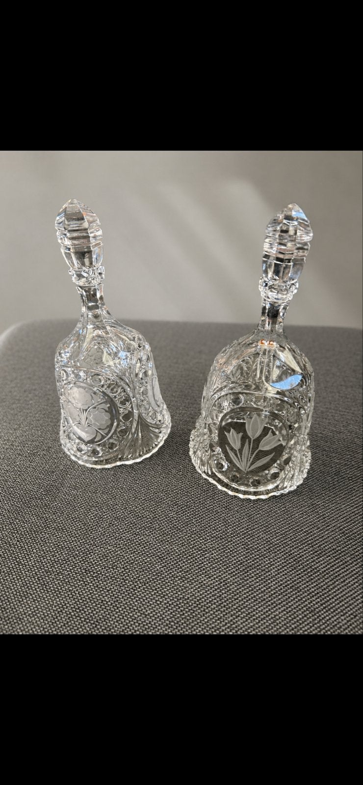 Twee kristallen bellen met bloemgravure (één mist klepel), Antiek en Kunst, Ophalen