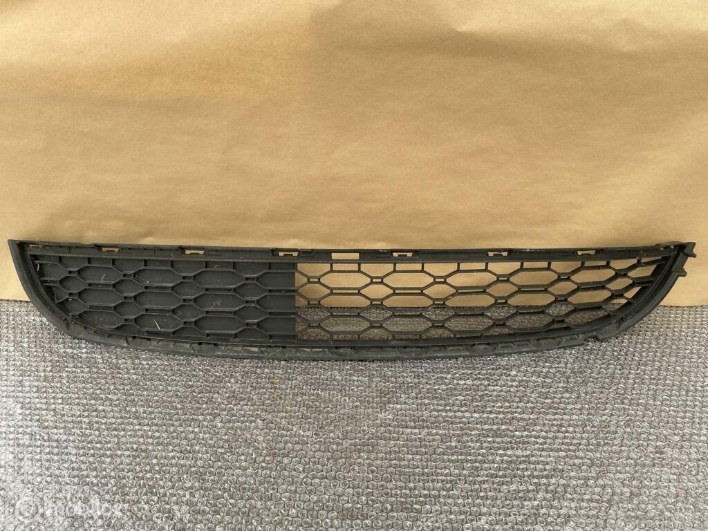 Bumperrooster renault twingo bumper gril  622547230r