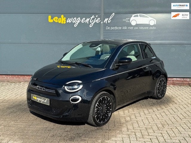 Fiat 500 e La Prima 42 kWh *pano *leer *carplay *camera *17, Dealer onderhouden, Gebruikt, 118 pk, 4 stoelen