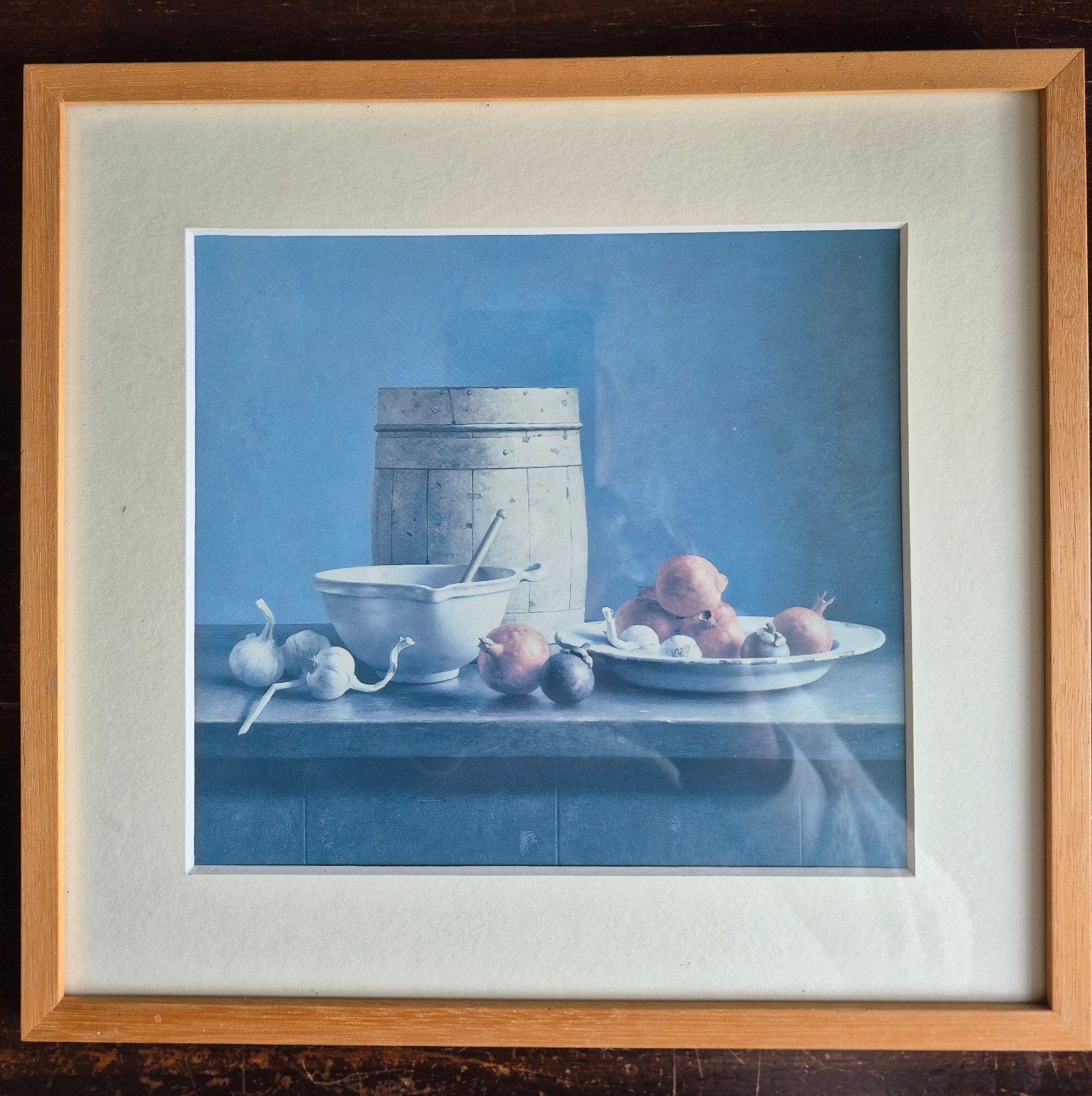 Stilleven met knoflook, uien en fruit in blauwtinten, Ophalen of Verzenden