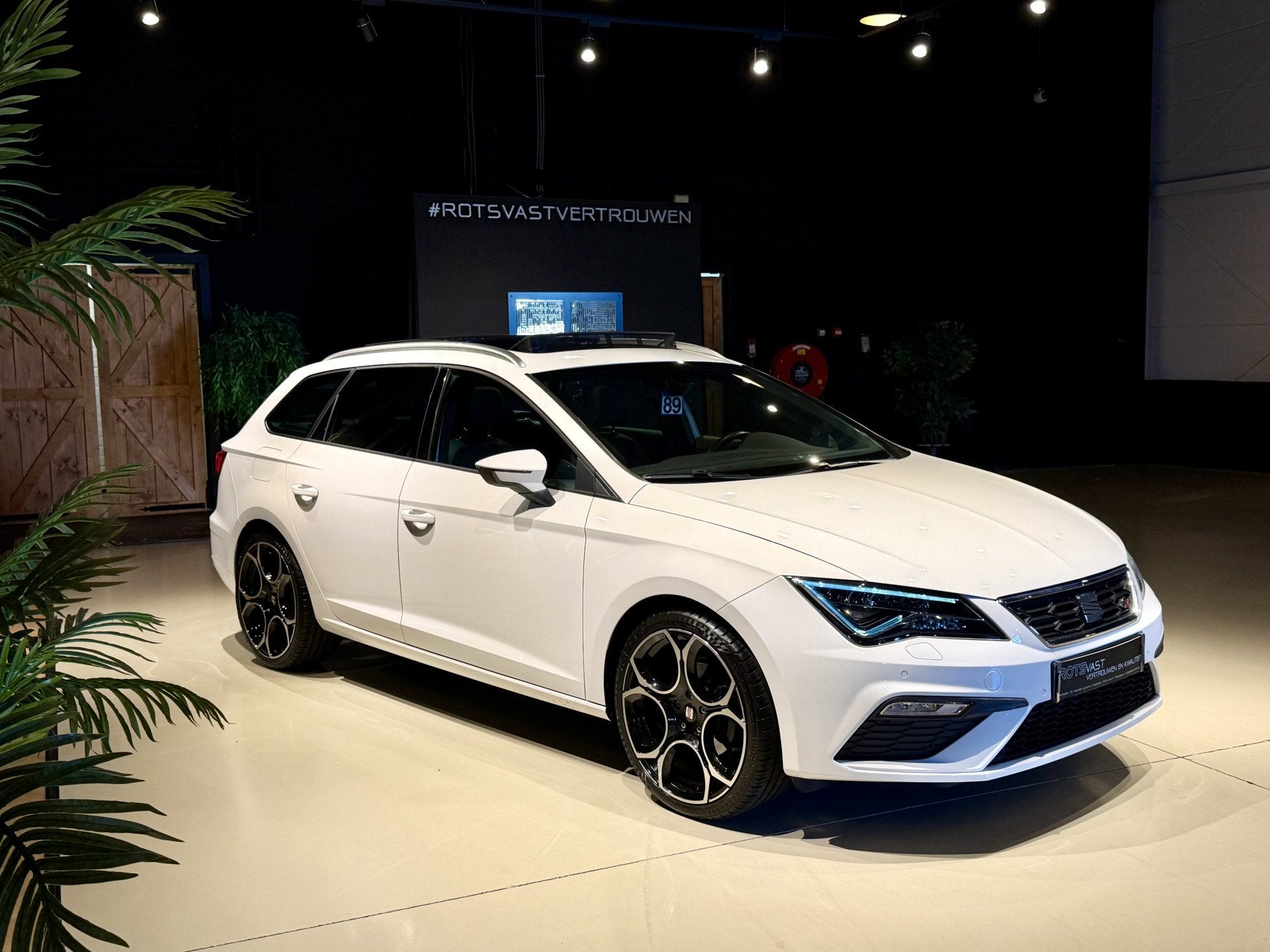 SEAT Leon ST 1.5 TSI FR Panodak|LED|Navi|Media Wit!, Auto's, 4 cilinders, Met garantie (alle), Leon, Alcantara