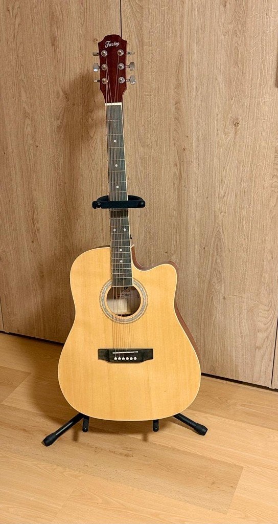 Fazley gitaar met standaard, capo en stemapparaat, Ophalen, Zo goed als nieuw, Western- of Steelstringgitaar, Met (piezo-)element