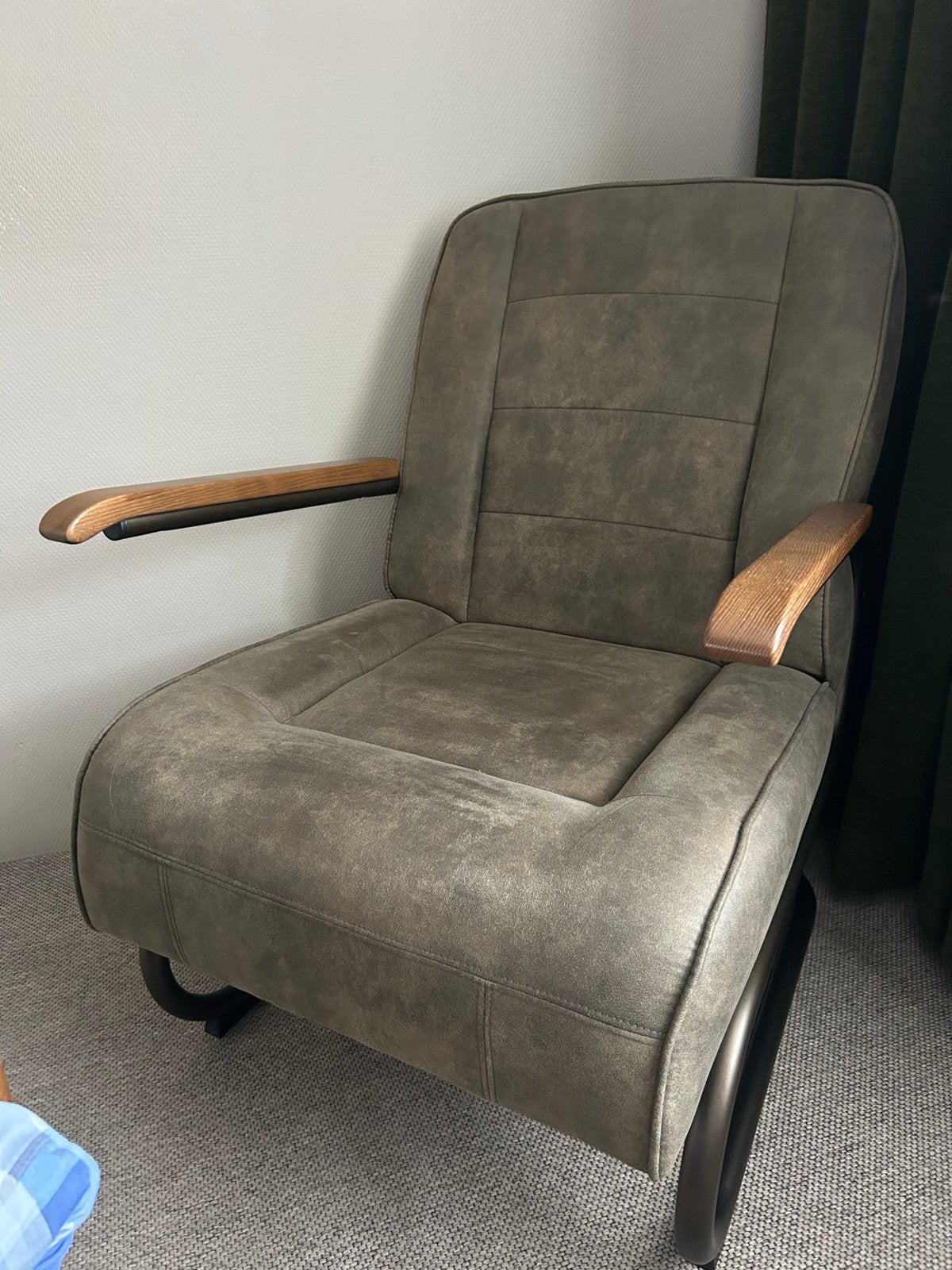 Comfortabele fauteuil met houten armleuningen, Huis en Inrichting, Stoelen, Ophalen, Overige kleuren, Zo goed als nieuw, Eén