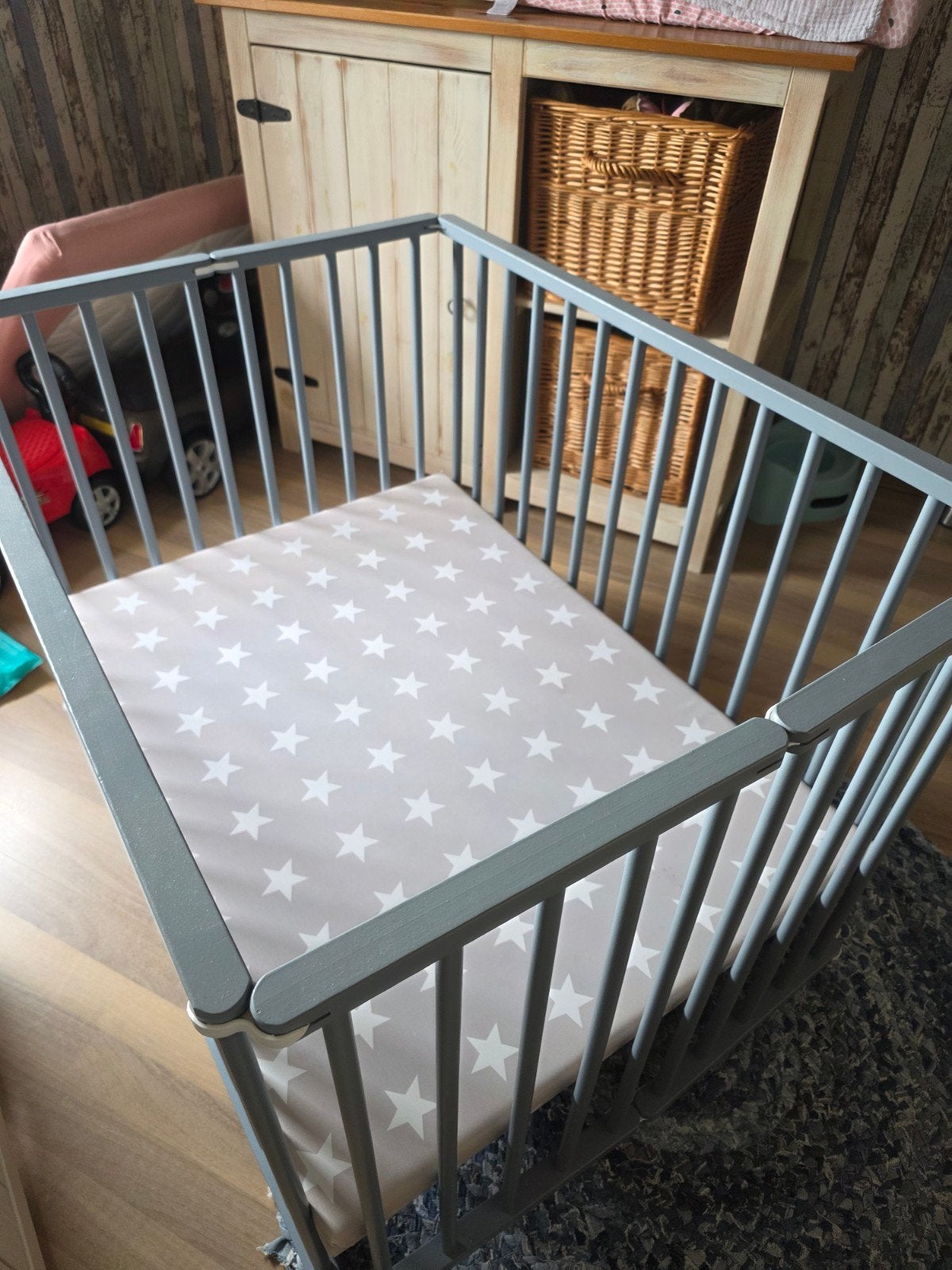 Opvouwbare box met wieltjes en matrasje, Kinderen en Baby's, Boxen, Ophalen, Zo goed als nieuw, Vierkant, Wieltjes