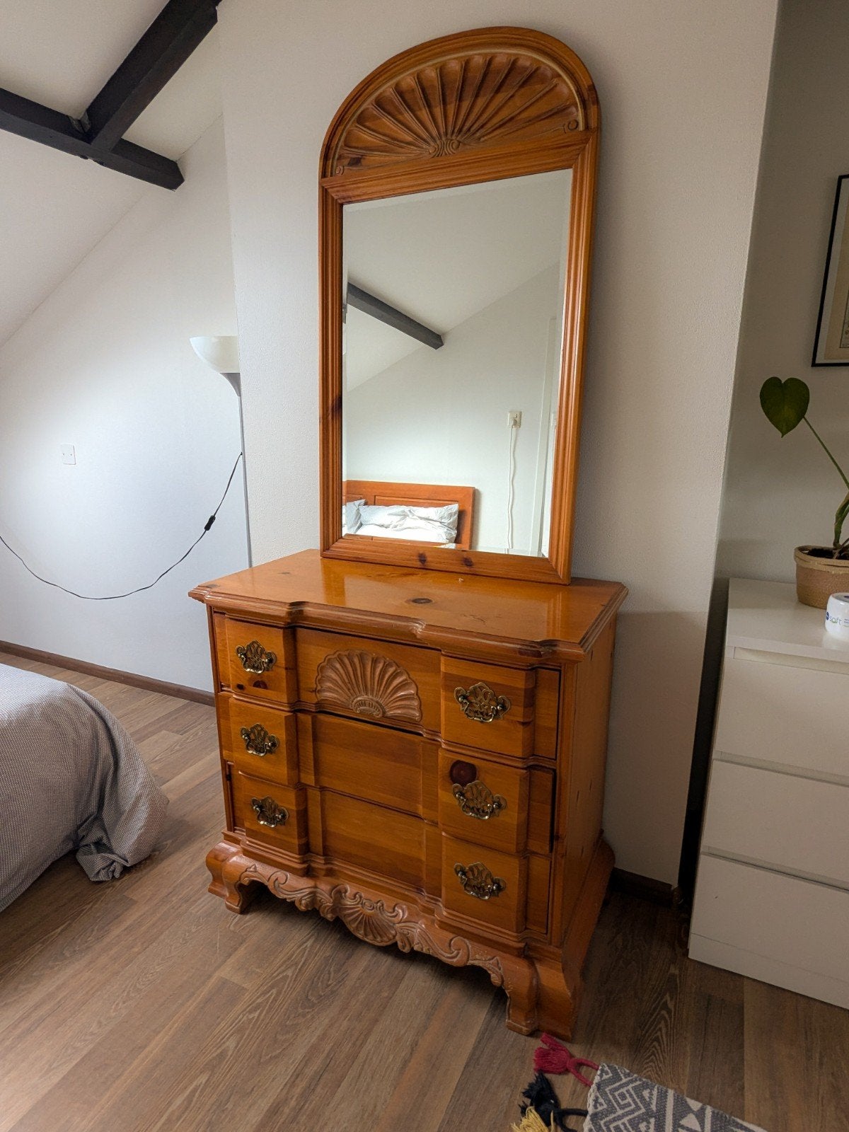 Solid wood dresser with matching mirror, Antiek en Kunst, Antiek | Meubels | Kasten, Ophalen