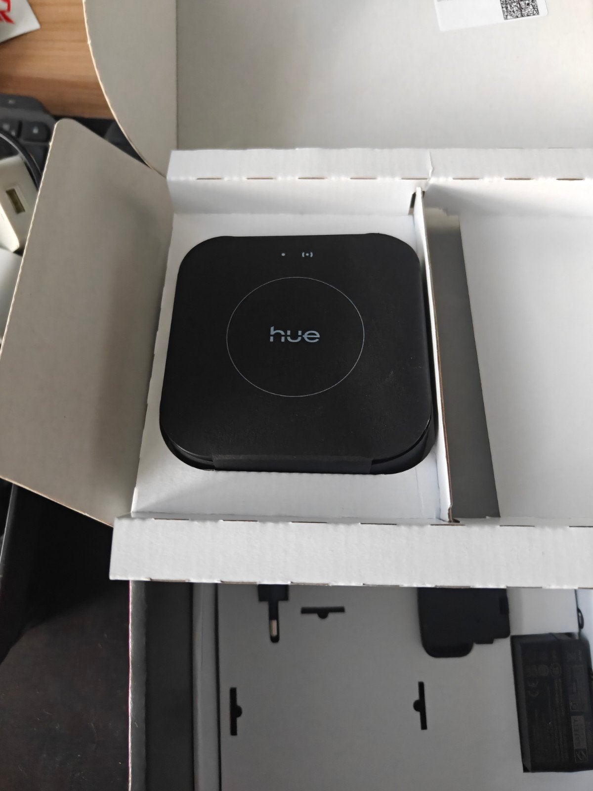 Philips Hue Bridge Pro - Nieuw in doos, Huis en Inrichting, Lampen | Overige, Nieuw, Philips Hue, Draadloos, Smart home compatibel