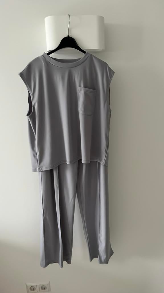 Zomer pak maat 40/42 lichtgrijs, Kleding | Dames, Ophalen of Verzenden, Nieuw, Maat 42/44 (L), Grijs
