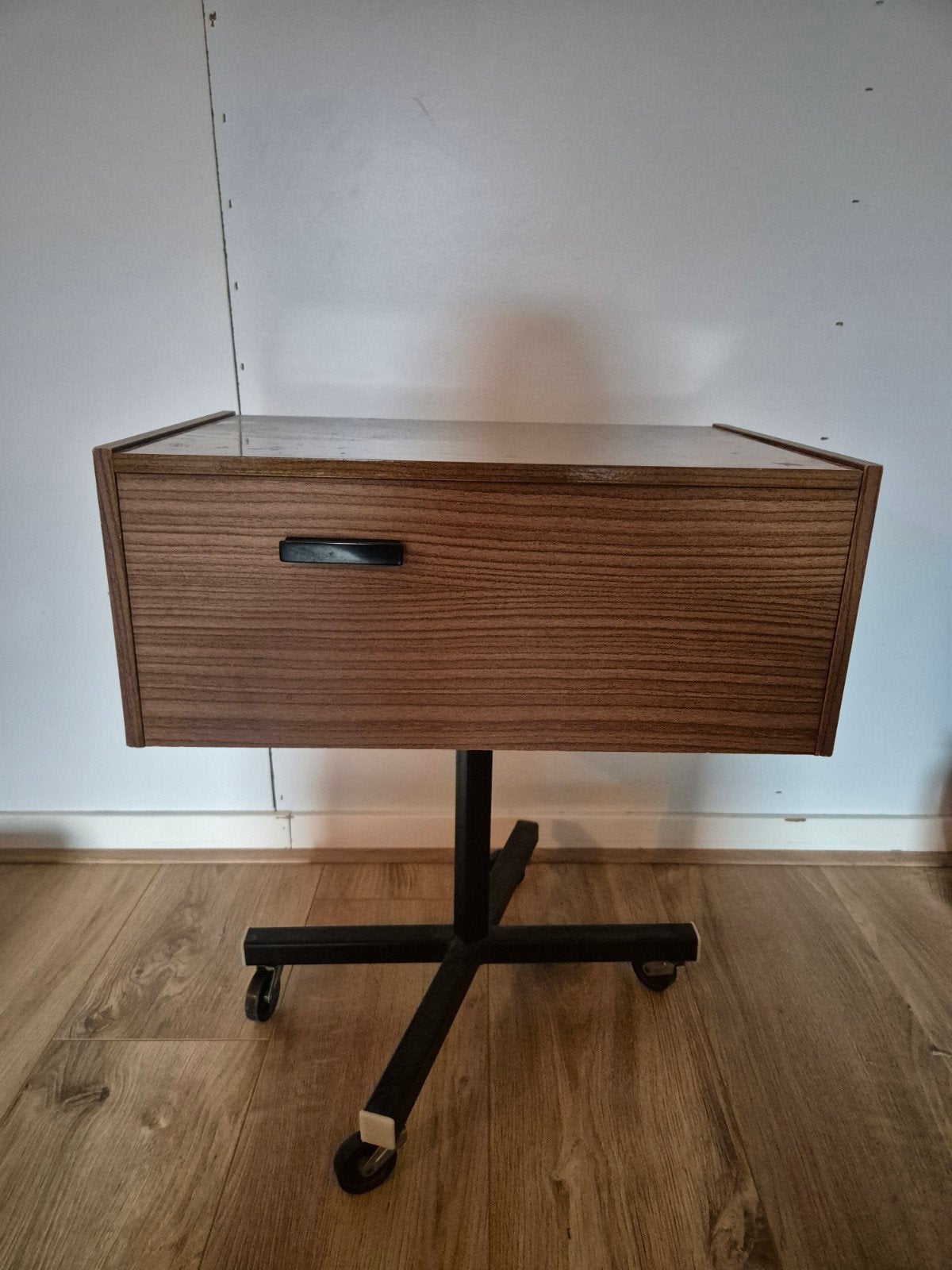 Naaikastje/bijzettafel/nachtkastje op wieltjes, Minder dan 55 cm, Nieuw, Rechthoekig, Ophalen