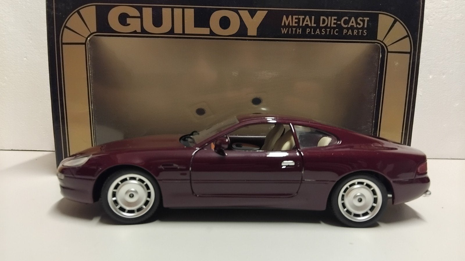 Aston Martin DB7 Coupe donkerrood Guiloy Gold 1:18 KRD, Hobby en Vrije tijd, Modelauto's | 1:18, Ophalen of Verzenden, Zo goed als nieuw