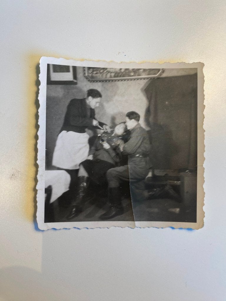 Sovjet Foto WOII – Soldaat / Officier Wordt Gesoren Kapper, Ophalen of Verzenden, Voor 1940, Zo goed als nieuw, Overige onderwerpen