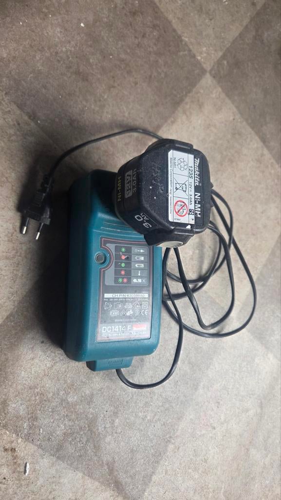 Lamp + Makita oplader DC1414F met 12V 3.0Ah Ni-MH accu, Ophalen of Verzenden, Gebruikt, Overige typen