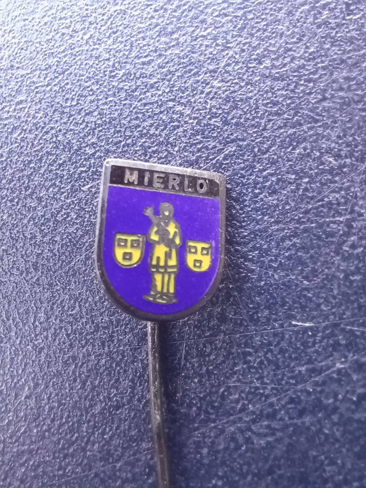 Emaille speldje Mierlo (wapen), Verzamelen, Speldjes, Pins en Buttons, Ophalen of Verzenden, Gebruikt, Overige onderwerpen, Speldje of Pin