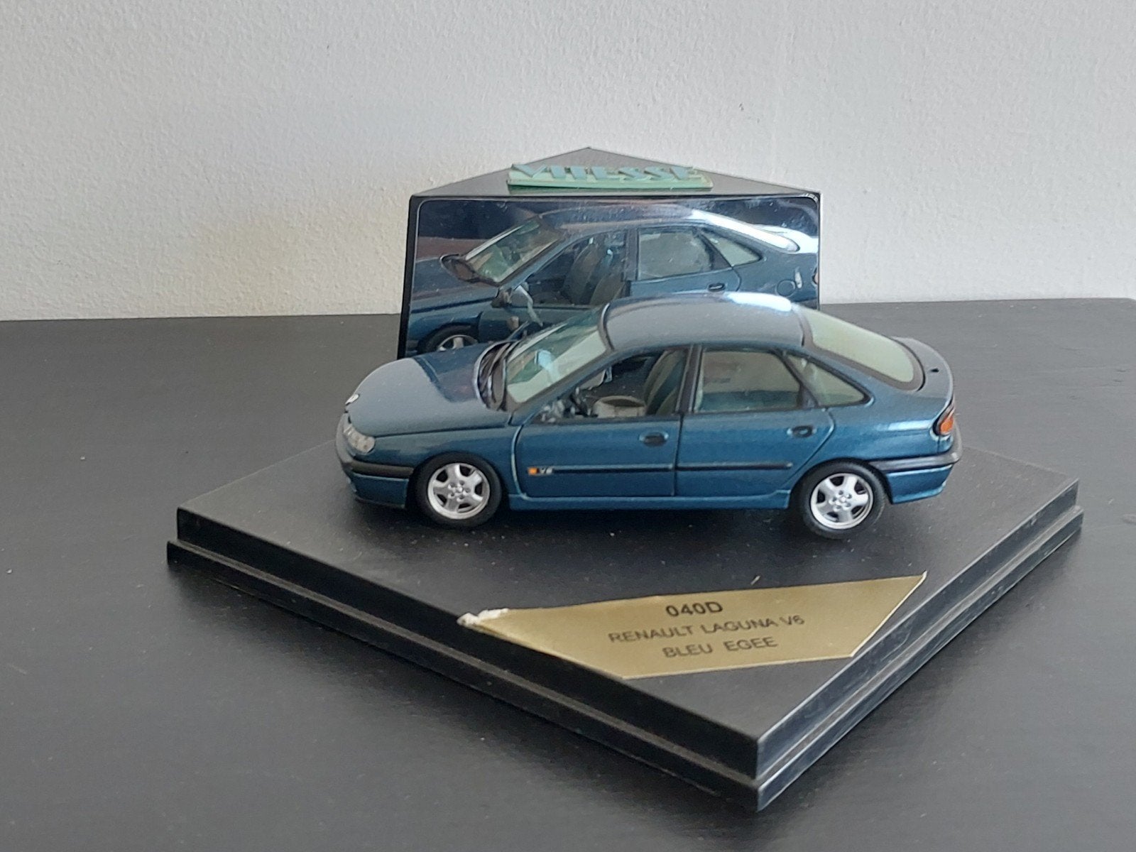 Renault Laguna V6, 1:43 vitrine box, Ophalen, Zo goed als nieuw, Auto, Overige merken