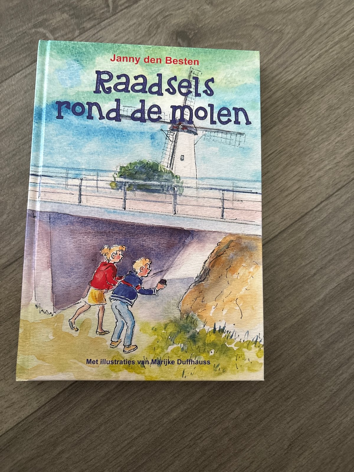 Raadsels rond de molen - Janny den Besten, Ophalen of Verzenden, Zo goed als nieuw, Fictie algemeen