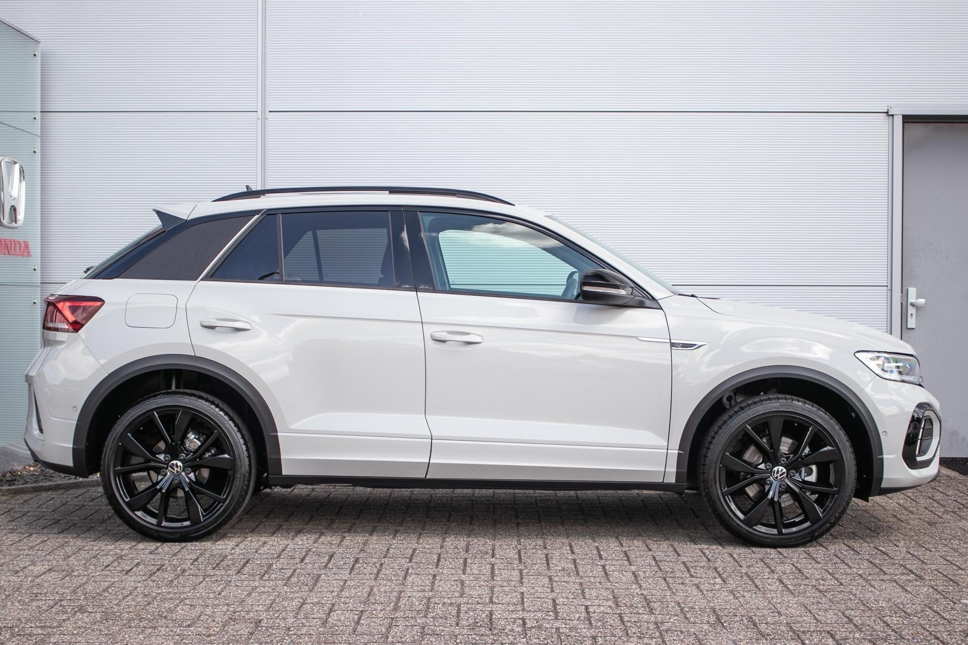 Volkswagen T-Roc 1.5 TSI R-Line Edition | Adapt cruise | Pan, Auto's, Stof, 4 cilinders, 150 pk, Beige