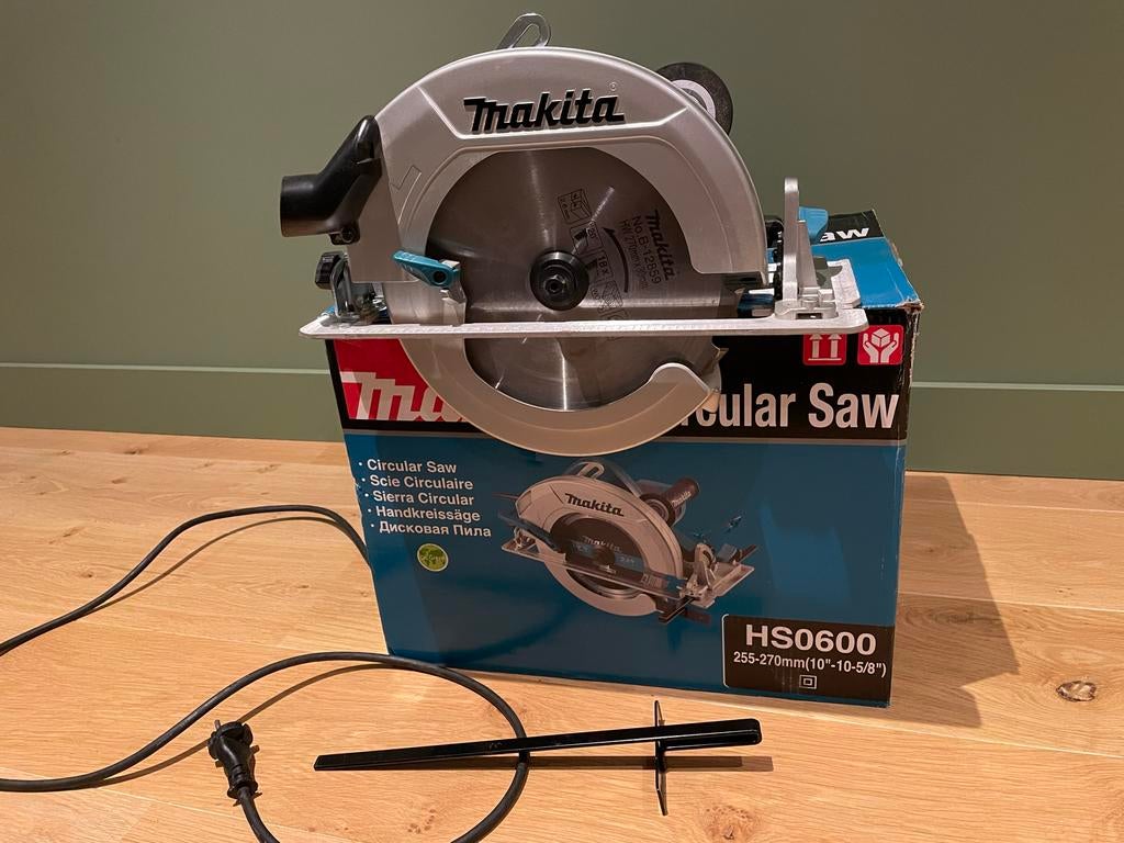 Makita HS0600 Cirkelzaag 2000W - Zo goed als nieuw met doos, Cirkelzaag, 70 mm of meer, Ophalen of Verzenden, Zo goed als nieuw
