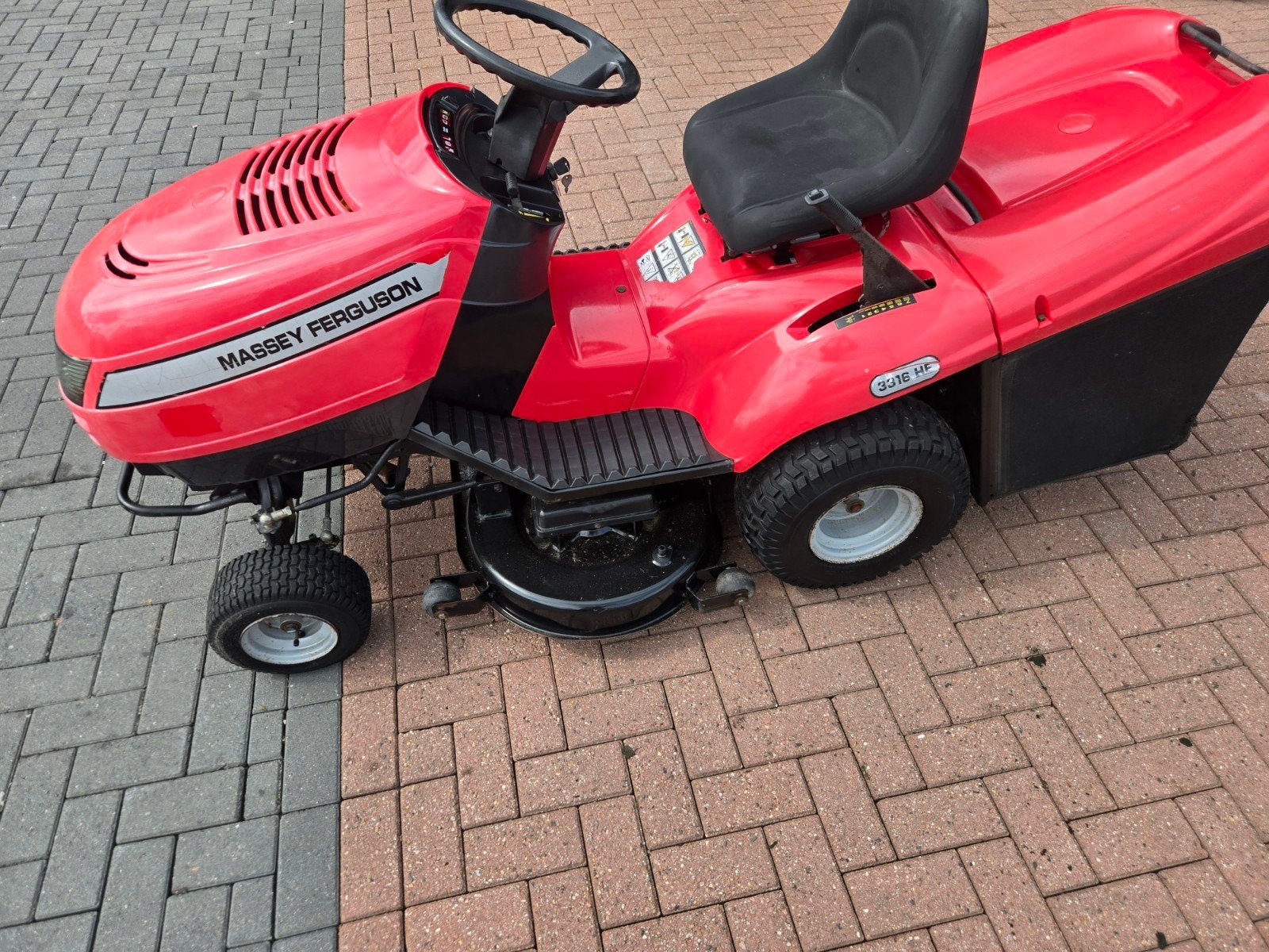 zitmaaier  Massey Ferguson
hydro /automaat
17/5 pk b&s, Ophalen, Zo goed als nieuw, 50 cm of meer