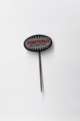 blikken speld Fortuna geldkisten, Verzamelen, Speldjes, Pins en Buttons, Ophalen of Verzenden, Gebruikt, Overige onderwerpen, Speldje of Pin