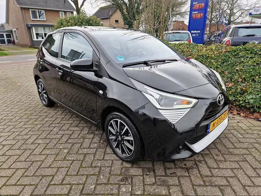 Toyota Aygo 1.0 Vvt-i 72pk 5D 2022 Zwart, Auto's, Voorwielaandrijving, Stof, Zwart, 4 stoelen