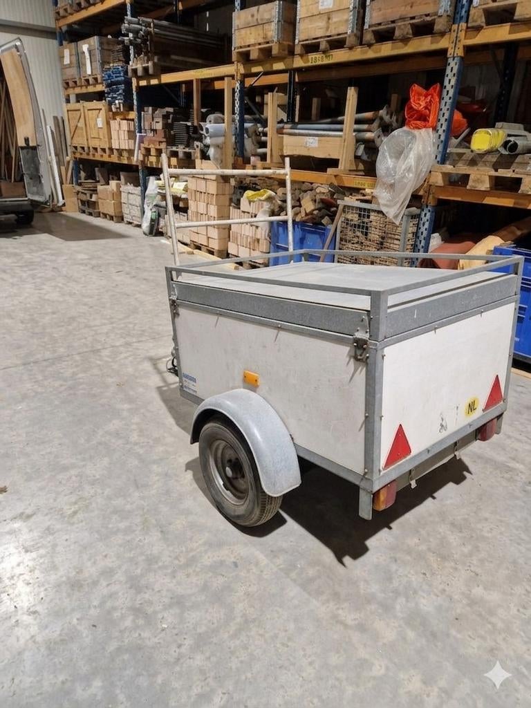 Compacte aanhangwagen met deksel en imperiaal, Ophalen, Gebruikt